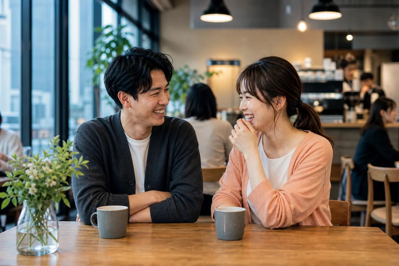 カフェで自然に話す男女