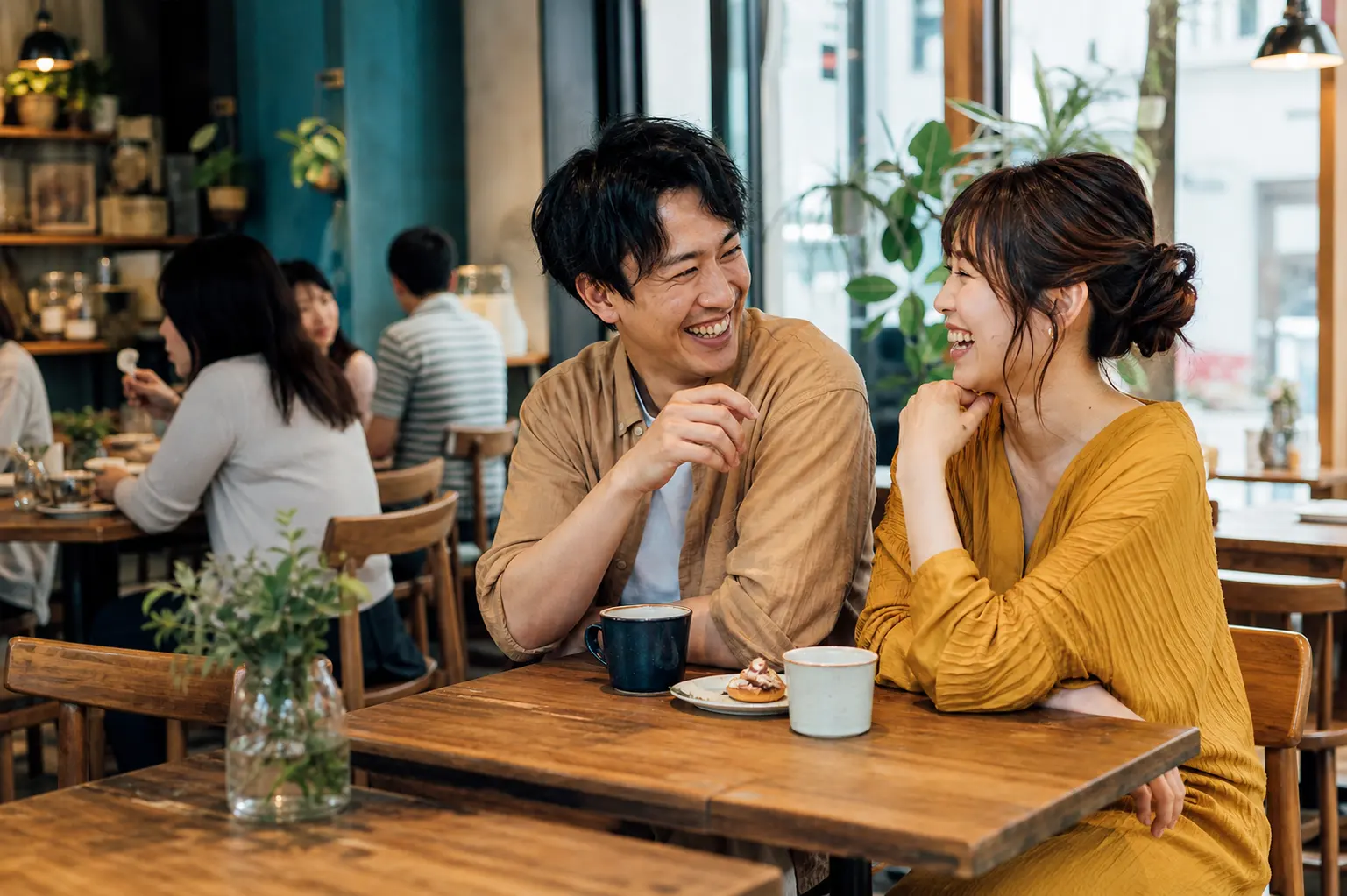 カフェで向かい合って話す男女